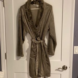 NWOT Hotel Spa Super soft faux fur robe